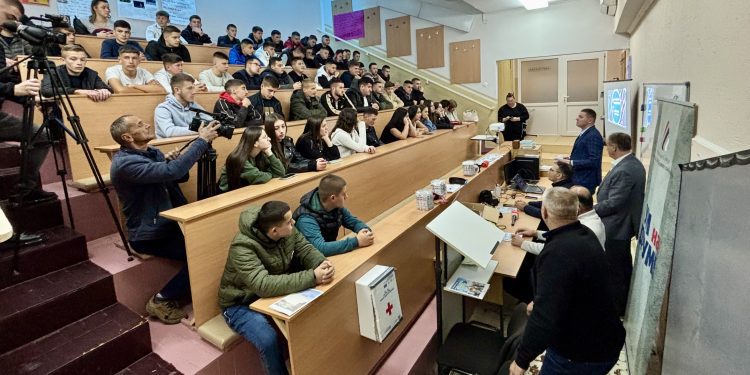 /VIDEO/ Edukativna tribina „UM NA DRUM“ za učenike srednjih škola u Tutinu