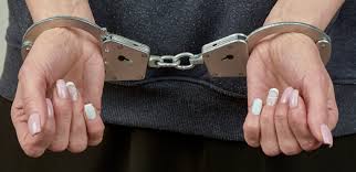 STRAVIČNO UBISTVO Muž se tukao sa komšijama, ŽENA (29) SE UMIJEŠALA I JEDNOG USMRTILA NOŽEM, DRUGOG TEŠKO POVRIJEDILA