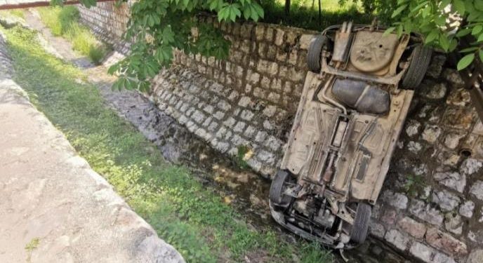 NIJE POVUKAO RUČNU, PA ZAVRŠIO U KORITU JOŠANICE: Nevjerovatna saobraćajna nezgoda u Novom Pazaru