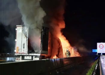Svjedoci su iz goruće, prevrnute olupine izvukli vozača kamiona