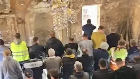 /VIDEO/ Vjernici klanjali prvi namaz u obnovljenoj džamiji u Donjoj Jablanici
