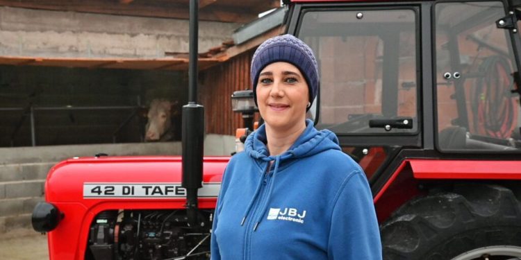 Asmira Mahmutović nastavila porodičnu tradiciju: Obrađuje zemlju, uzgaja krave i pravi mliječne proizvode