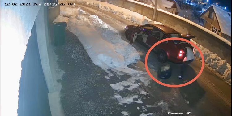 /VIDEO/ Šokantni snimak iz Tutina: Muškarac istovara smeće na ulici ispred kuća