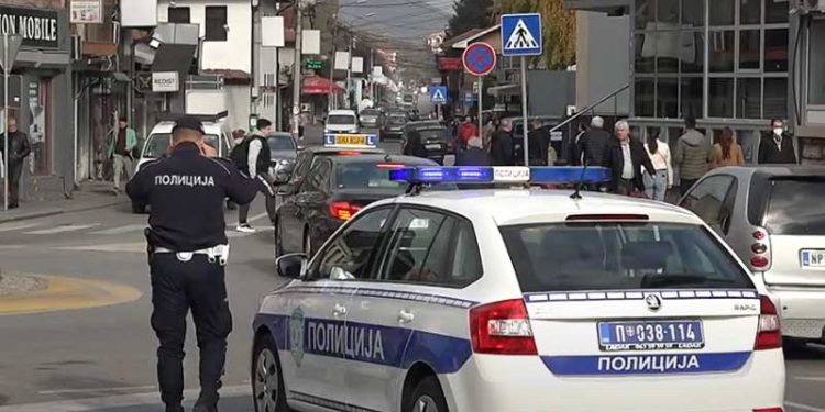 Drama u Novom Pazaru: Muškarac šetao sa nožem u ruci, jedan policajac povrijeđen