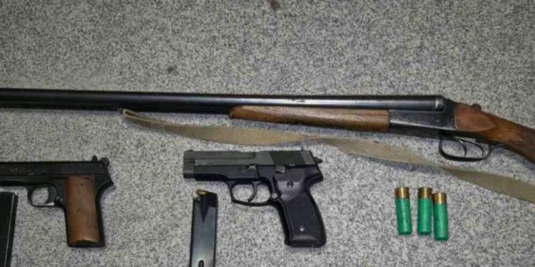 Kolašinac imao pravi arsenal u kući: Policija pronašla dva pištolja i pušku punu metaka, odmah priveden kod tužioca