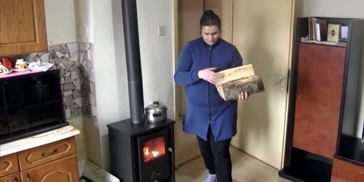 /VIDEO/ Tutin: Samohranoj majci i njenom sinu dobri ljudi ugrijali dom