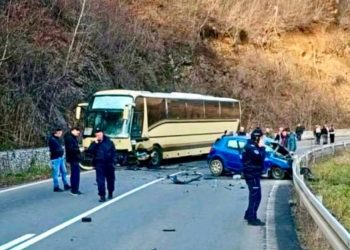 Stravična nesreća na Ibarskoj magistrali: Sudar automobila i autobusa s djecom