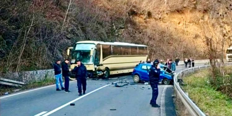 Stravična nesreća na Ibarskoj magistrali: Sudar automobila i autobusa s djecom