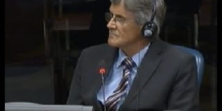 /VIDEO/ ČETNIK EMERITUS: Osumnjičeni za ratne zločine u Ilijašu napao studente koji protestvuju u Beogradu