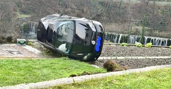Teška saobraćajna nesreća u susjedstvu: Prevrnuo se Golf 6