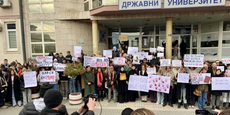 U Novom Pazaru održani antirežimski protesti, studentima se pridružili srednjoškolci i građani (FOTO)