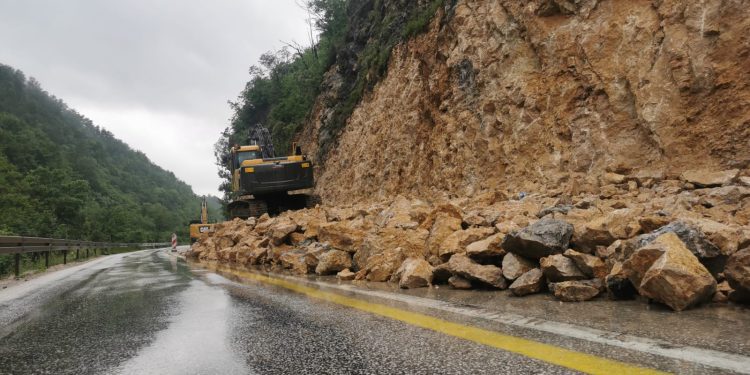 Odron na Ibarskoj magistrali: Za dlaku izbjegnuta tragedija