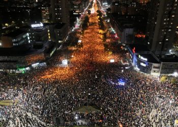 /VIDEO/ Novi veliki protesti u Beogradu: Rijeke ljudi izlaze na ulice uz poruku: “Krvave su vam ruke”