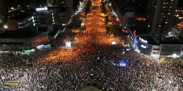 /VIDEO/ Novi veliki protesti u Beogradu: Rijeke ljudi izlaze na ulice uz poruku: “Krvave su vam ruke”