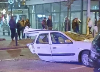 Jezive slike sa mjesta nesreće: Automobil prepolovljen na dva dijela od siline udarca (FOTO)