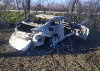 /FOTO/ Vozač izbjegao smrt za dlaku: Automobil sletio u kanal i potpuno izgorio