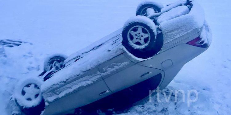 Saobraćajna nesreća u Bijelim Vodama: Mercedes završio na krovu