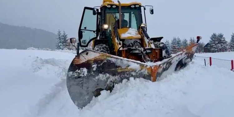 /VIDEO/ Snježne padavine paralisale Gornju Pešter: Firma “Hum” na prvoj liniji borbe