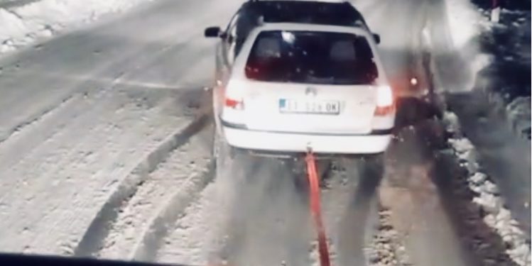 /VIDEO/ Tutin: Golf 4 karavan izvukao šleper iz snijega u spektakularnoj akciji