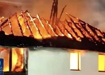 (FOTO) Požar uništio historijski objekt: U Brčkom IZGORJELA HADŽI PAŠINA DŽAMIJA, vatrogasci se borili s vatrenom stihijom