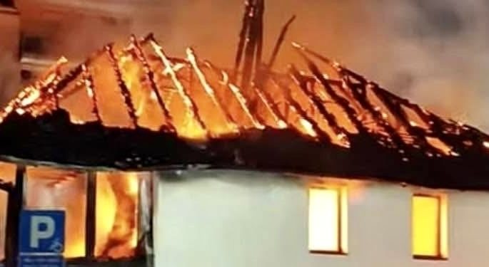 (FOTO) Požar uništio historijski objekt: U Brčkom IZGORJELA HADŽI PAŠINA DŽAMIJA, vatrogasci se borili s vatrenom stihijom