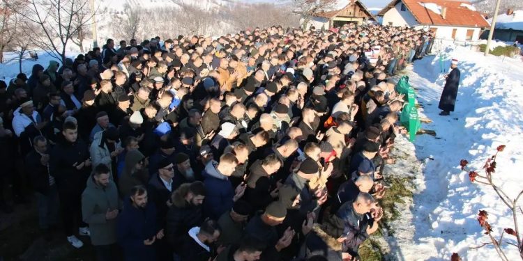 Klanjana dženaza tragično stradaloj tročlanoj porodici u Teočaku