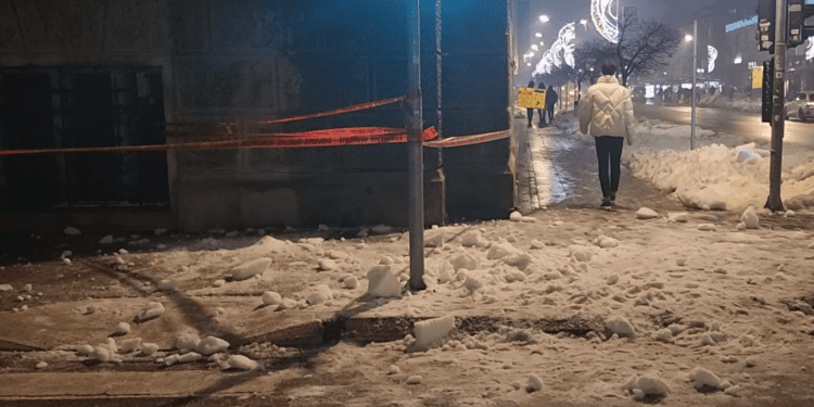 /VIDEO/ Nesreća u Banjoj Luci: Snijeg s krova Gradske uprave povrijedio dijete