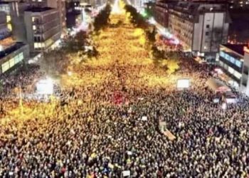 /VIDEO/ Srbija je ustala: Ovako je izgledao protest u Beogradu i 15 minuta tišine – Pogledajte snimke iz vazduha