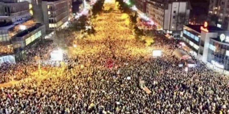 /VIDEO/ Srbija je ustala: Ovako je izgledao protest u Beogradu i 15 minuta tišine – Pogledajte snimke iz vazduha
