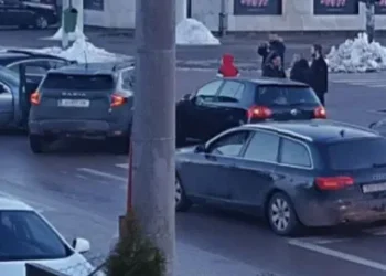 /VIDEO/ Užasne scene: Vozači se potukli nakon teške nesreće, povrijeđena i jedna beba