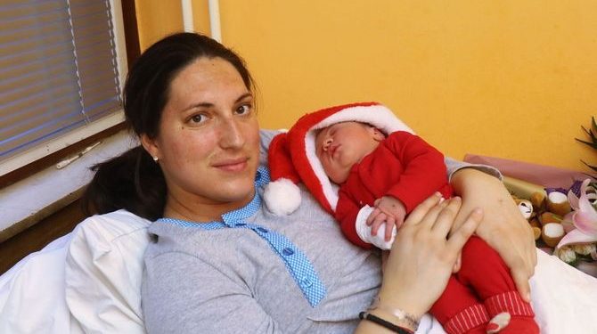 Osam godina borbe i novogodišnje čudo: Rodila se mala djevojčica