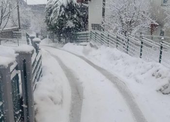 Trudnica počela da se porađa, nije mogla do bolnice zbog neočišćene ulice