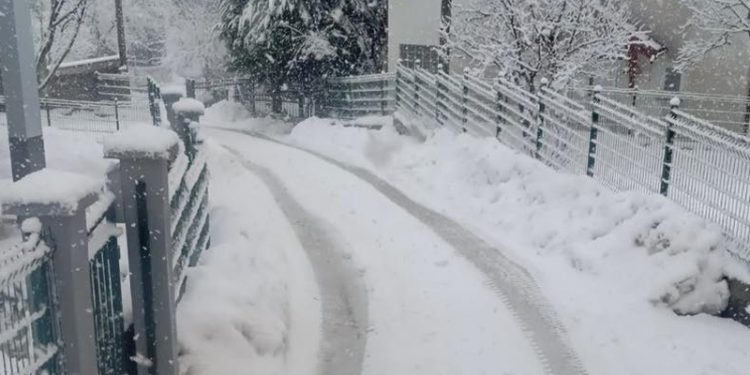 Trudnica počela da se porađa, nije mogla do bolnice zbog neočišćene ulice
