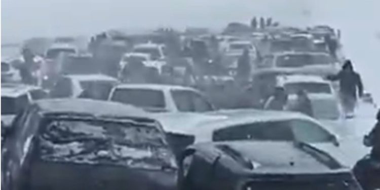 /VIDEO/ Lančani sudar u Kazahstanu – 95 vozila učestvovalo u nesreći