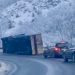 /FOTO/ Kamion se prevrnuo na magistrali između Kraljeva i Novog Pazara: Rasuti teret blokirao saobraćaj