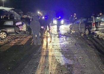 /VIDEO/ Teška saobraćajna nesreća: U udesu dva automobila u Ribariću jedno lice teško povređeno