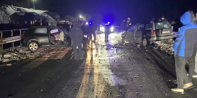 /VIDEO/ Teška saobraćajna nesreća: U udesu dva automobila u Ribariću jedno lice teško povređeno