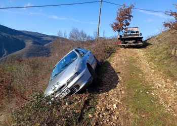 Vozač Fiata sletio sa lokalnog puta: Od provalije ga spasilo granje