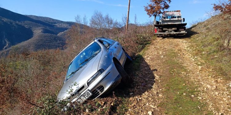 Vozač Fiata sletio sa lokalnog puta: Od provalije ga spasilo granje