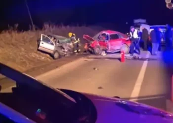 VOZILA POTPUNO SMRSKANA Prvi snimak jezive nesreće – Troje mrtvih, saobraćaj blokiran