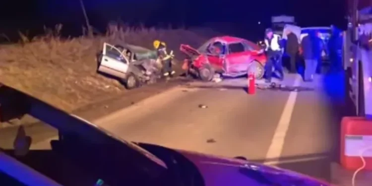 VOZILA POTPUNO SMRSKANA Prvi snimak jezive nesreće – Troje mrtvih, saobraćaj blokiran