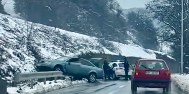 /VIDEO/ SAOBRAĆAJNA NEZGODA U SANDŽAKU: AUDI UDARIO U OBOJNU GREDU
