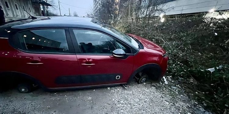 Sarajevo: Lopovi sa automobila ukrali četiri točka, “operaciju” obavili u dvije noći