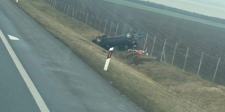TEŠKA SAOBRAĆAJNA NESREĆA: AUTOMOBIL SLETIO S AUTOPUTA