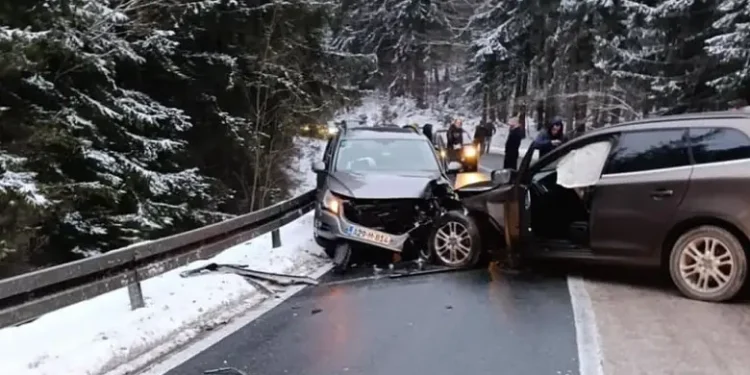 Teška saobraćajna nesreća na putu prema Olovu, saobraćaj u potpunosti blokiran