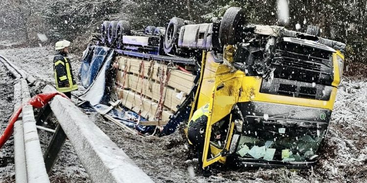 Snijeg, proklizavanje i prevrtanje kamiona – kobna nesreća na autocesti