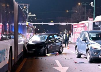 Nesreća u Sarajevu: Automobil se zabio u autobus, obustavljen tramvajski saobraćaj