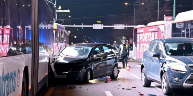 Nesreća u Sarajevu: Automobil se zabio u autobus, obustavljen tramvajski saobraćaj