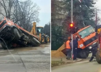 Nesvakidašnja nesreća: Kamion gotovo “progutala” rupa na cesti