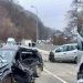 TEŠKA SAOBRAĆAJNA NEZGODA U KRUŠEVU: TRI OSOBE POVRIJEĐENE, SAOBRAĆAJ OBUSTAVLJEN
